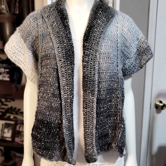 Super soft short sleeve high low cardigan sweater in shades of gray and black - Picture 2 of 7